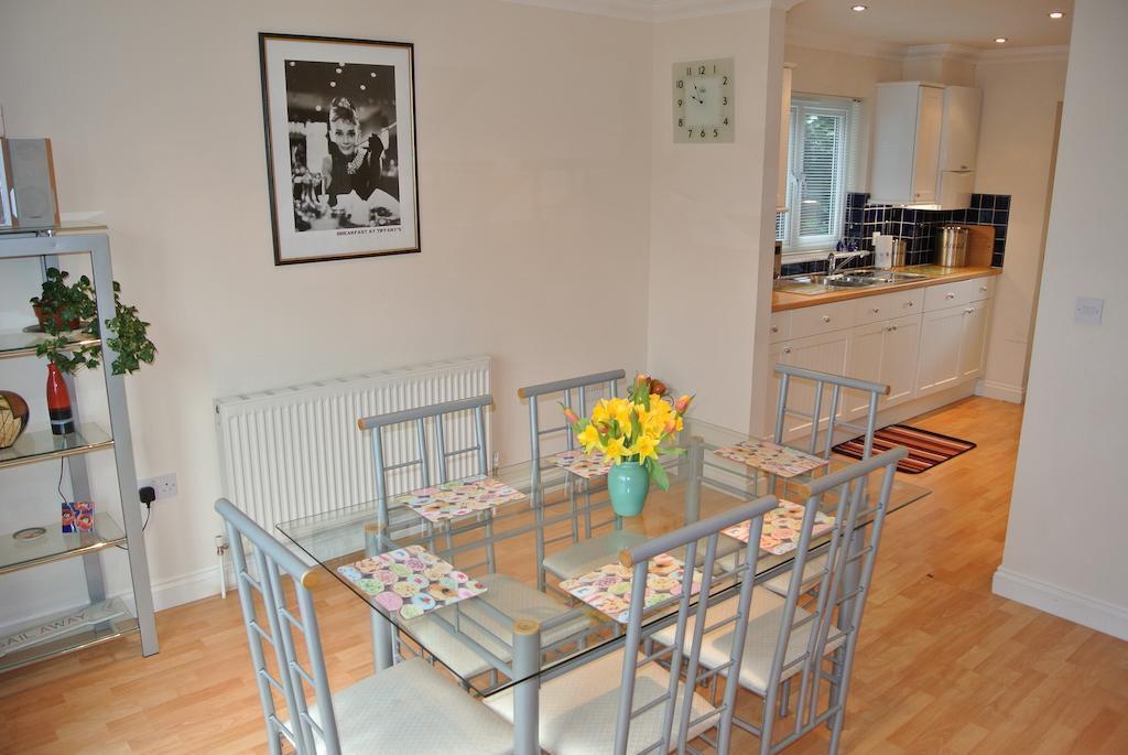 Bramley Cottage Sandown Room photo