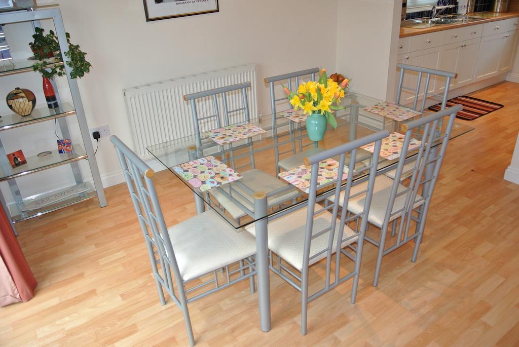Bramley Cottage Sandown Room photo