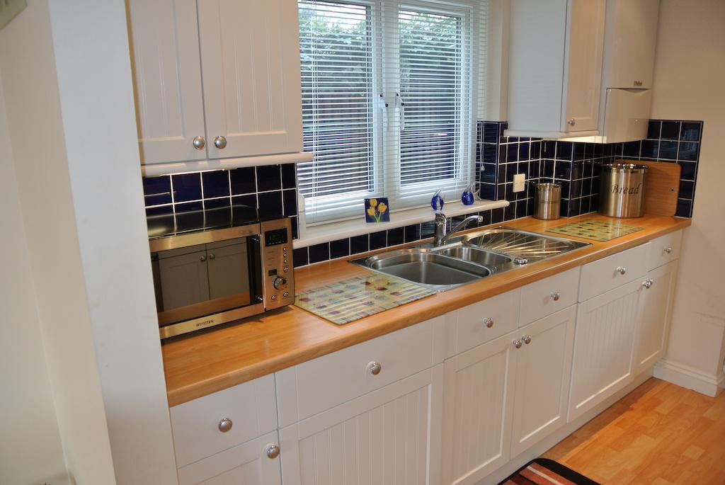 Bramley Cottage Sandown Room photo